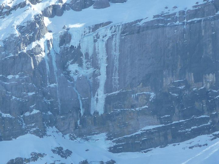 TourMars2009 137.jpg - Ouvrez les yeux, il y a du monde sur la cascade de glace !!!